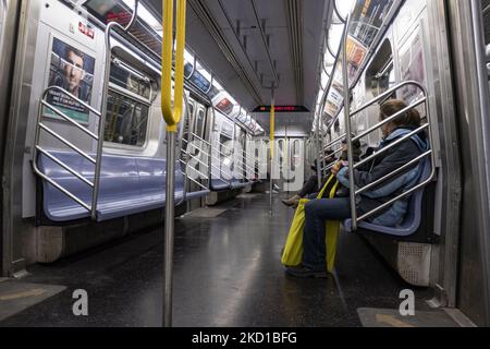 Passeggero all'interno di una carrozza ferroviaria alla stazione della metropolitana di Broadway a New York City. Vita quotidiana a NYC con la gente alla rete ferroviaria della metropolitana di pendolarismo. All'interno del non così affollato durante il treno di punta, carrozza gente di vagone pendolari stanno guidando per commutare la macchina della metropolitana per lavorare o studiare in un treno della città di MTA. La maggior parte delle persone sono concentrate sui loro telefoni cellulari. Broadway, la metropolitana di NY Manhattan è una delle più antiche del mondo. New York, USA on February 13, 2020 (Photo by Nicolas Economou/NurPhoto) Foto Stock
