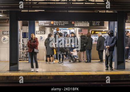 Persone che sbarcano e aspettano di entrare in carrozza. Stazione della metropolitana di Broadway a New York City. Vita quotidiana a NYC con la gente alla rete ferroviaria della metropolitana di pendolarismo. All'interno del non così affollato durante il treno di punta, carrozza gente di vagone pendolari stanno guidando per commutare la macchina della metropolitana per lavorare o studiare in un treno della città di MTA. La maggior parte delle persone sono concentrate sui loro telefoni cellulari. Broadway, la metropolitana di NY Manhattan è una delle più antiche del mondo. New York, USA on February 13, 2020 (Photo by Nicolas Economou/NurPhoto) Foto Stock