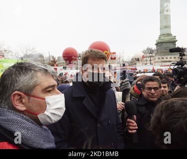 L'Europa francese Ecologie Les Verts (EELV) candidato del partito per le elezioni presidenziali del 2022 Yannick Jadot partecipa alla manifestazione in difesa dei servizi pubblici, dell'istruzione, dei salari e della pensione a Parigi il 27 gennaio 2022. (Foto di Adnan Farzat/NurPhoto) Foto Stock