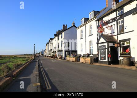 Grazioso Parkgate, un villaggio sulla Penisola di Wirral nel Cheshire, e storicamente un molo occupato, sulle rive del fiume Dee, ora che domina 100 kmq di palude di sale, Regno Unito Foto Stock