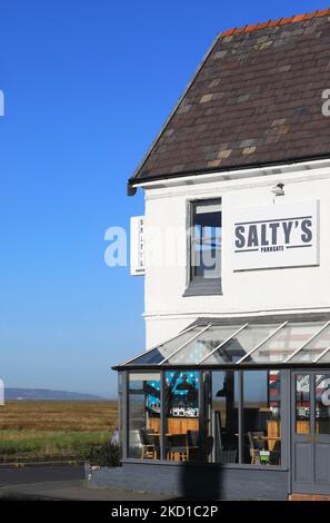 Grazioso Parkgate, un villaggio sulla Penisola di Wirral a Cheshire, sulle rive del fiume Dee, che domina 100 kms quadrati di palude di sale, Regno Unito Foto Stock