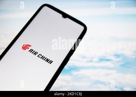 In questa foto, il 27 gennaio 2022, ad Atene, in Grecia, viene visualizzato un logo Air China Airlines sullo schermo di uno smartphone con uno sfondo per computer. (Foto Illustrazione di Nikolas Kokovlis/NurPhoto) Foto Stock