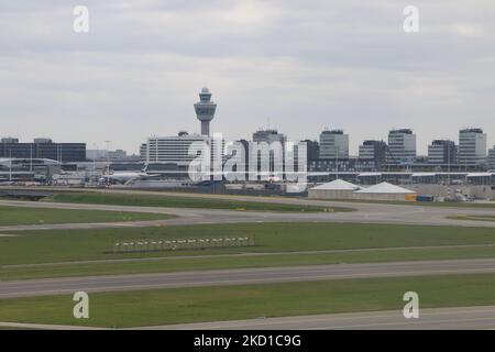 Vista aerea panoramica dell'aeroporto di Amsterdam, del terminal, della torre di controllo, degli aerei, delle piste, Taxi, parcheggio, aereo di prova fittizio per vigili del fuoco e la zona residenziale con case, strade e canali della capitale olandese Amsterdam come visto da un finestrino di un aereo dopo il decollo, con partenza dalla pista Ponderbaan dall'aeroporto Schiphol di Amsterdam. Amsterdam, Paesi Bassi il 4 maggio 2021 (Foto di Nicolas Economou/NurPhoto) Foto Stock