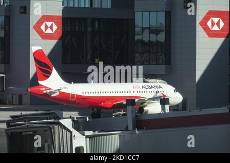 Air Albania Airbus A319 come visto all'aeroporto di Istanbul 'Istanbul Havaliman? IST il nuovo e principale mega aeroporto internazionale della città turca. Air Albania è stata fondata nel 2018 in collaborazione con Turlish Airlines e il governo albanese, attualmente è la compagnia di bandiera albanese che serve dieci destinazioni in Europa da Tirana con due aerei a corpo stretto. Il settore dell'aviazione e il traffico di passeggeri stanno gradualmente affondando un periodo difficile con la pandemia di coronavirus del Covid-19 che ha un impatto negativo sull'industria dei viaggi, temendo il deterioramento della situazione dovuto al nuovo Foto Stock