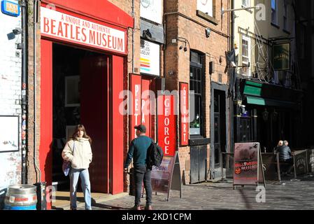 Destinazione turistica, Matthew Street conosciuta come Beatles Street, a Liverpool, sotto il sole d'autunno, Regno Unito Foto Stock