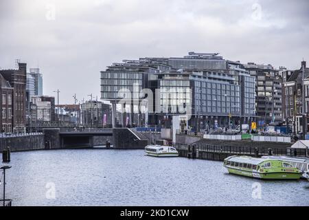 Le barche che solitamente fanno il giro turistico per i turisti sono viste ormeggiate nei canali di Amsterdam. Vita quotidiana durante il blocco alla quarta ondata della pandemia. Locali e alcuni turisti nelle tranquille strade di Amsterdam durante il blocco nella capitale olandese con negozi e negozi che appaiono con chiuso con la tapparella metallica giù, caffè, bar e ristoranti anche chiusi con tavoli e sedie delle terrazze chiuse. I Paesi Bassi sono stati la prima nazione europea a dichiarare il blocco completo per combattere la nuova variante di Omicron che si surge. Dopo un improvviso ordine governativo prima di Natale, il Foto Stock