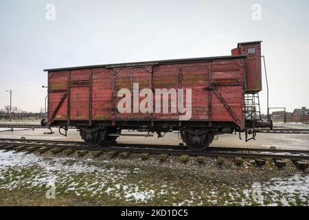Un originale carro ferroviario utilizzato per le deportazioni è visto presso l'ex campo di concentramento e sterminio nazista-tedesco di Auschwitz II-Birkenau a Brzezinka vicino Oswiecim, Polonia il 27 gennaio 2022. (Foto di Beata Zawrzel/NurPhoto) Foto Stock
