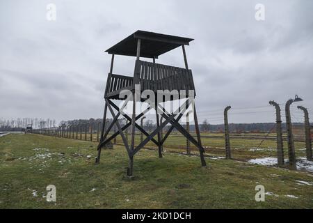 Torre di guardia presso l'ex campo di concentramento e sterminio nazista-tedesco di Auschwitz II-Birkenau a Brzezinka, vicino a Oswiecim, Polonia, il 27 gennaio 2022. (Foto di Beata Zawrzel/NurPhoto) Foto Stock