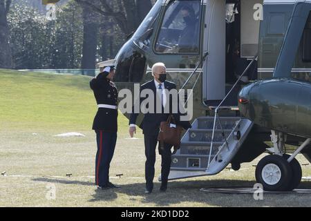 Il presidente AMERICANO Joe Biden cammina su South Lawn alla Casa Bianca prima di tornare da Camp Davis, oggi il 24 gennaio 2022 a South Lawn/Casa Bianca a Washington DC, USA. (Foto di Lenin Nolly/NurPhoto) Foto Stock