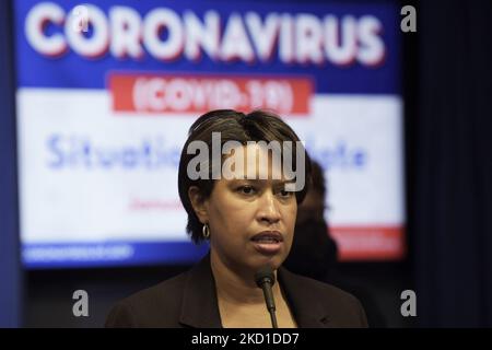 Il sindaco DC Muriel Bowser parla di aggiornamento situazionale COVID-19 durante una conferenza stampa, oggi il 27 gennaio 2022 presso il John A. Wilson Building a Washington DC, USA. (Foto di Lenin Nolly/NurPhoto) Foto Stock