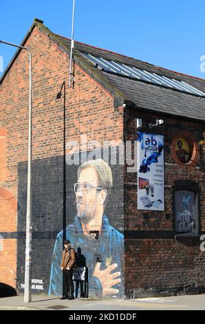 Murale di Jurgen Klopp, direttore del FC Liverpool, dipinto dall'artista di strada francese AKSE P19, su Jordan Street, nel Triangolo Baltico, Regno Unito Foto Stock