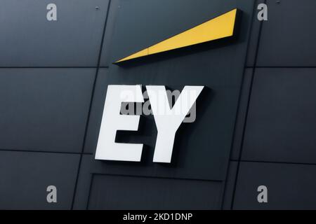 Il logo EY viene visualizzato in un edificio di uffici a Cracovia, Polonia, il 28 gennaio 2022. (Foto di Jakub Porzycki/NurPhoto) Foto Stock
