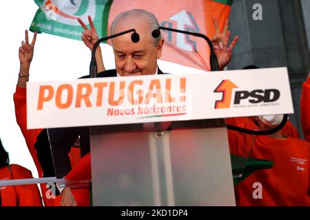 Il leader dell'opposizione e presidente del Partito socialdemocratico (PSD) Rui Rio reagisce durante un raduno di strada in vista delle elezioni generali del Portogallo, a Lisbona, in Portogallo, il 28 gennaio 2022. Il Portogallo tiene elezioni anticipate il 30 gennaio 2022, due anni prima dopo che il Parlamento ha respinto il bilancio statale 2022 del governo socialista minoritario nel novembre 2021, portando il presidente Marcelo Rebelo de Sousa a chiamare elezioni a tempo indetto. (Foto di Pedro FiÃºza/NurPhoto) Foto Stock