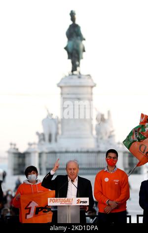 Rui Rio, leader dell'opposizione e presidente del Partito socialdemocratico (PSD), ha pronunciato un discorso durante una campagna elettorale di strada in vista delle elezioni generali del Portogallo, a Lisbona, in Portogallo, il 28 gennaio 2022. Il Portogallo tiene elezioni anticipate il 30 gennaio 2022, due anni prima dopo che il Parlamento ha respinto il bilancio statale 2022 del governo socialista minoritario nel novembre 2021, portando il presidente Marcelo Rebelo de Sousa a chiamare elezioni a tempo indetto. (Foto di Pedro FiÃºza/NurPhoto) Foto Stock