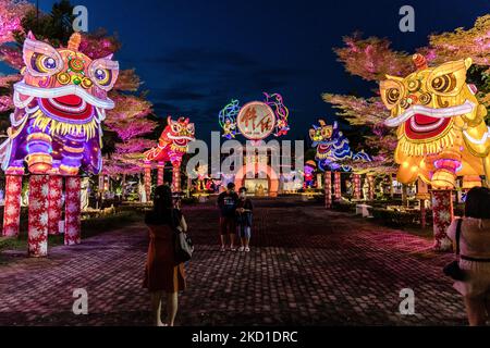 Decorazioni di Capodanno lunare cinese al Tempio di Fo Guang Shan Dong Zen in vista del prossimo anno lunare della tigre il 28 gennaio 2022 a Jenjarom fuori Kuala Lumpur, Malesia. (Foto di Mohd Firdaus/NurPhoto) Foto Stock
