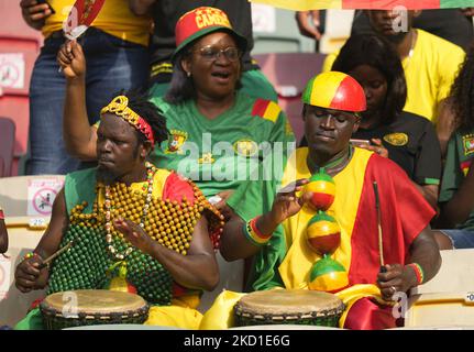 Tifosi durante il Camerun contro la Gambia, Coppa delle Nazioni africane, al Japoma Stadium il 29 gennaio 2022. (Foto di Ulrik Pedersen/NurPhoto) Foto Stock