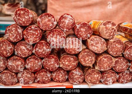 Vetrina di cibo tradizionale italiano nel centro della città di Cracovia, Polonia. Negozio di gastronomia natalizia Foto Stock