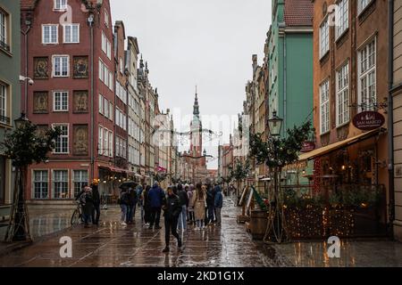 Città vecchia lungo mercato (Dluga, Dlugi Targ) strada è visto a Danzica, Polonia il 29 gennaio 2022 (Foto di Michal Fludra/NurPhoto) Foto Stock