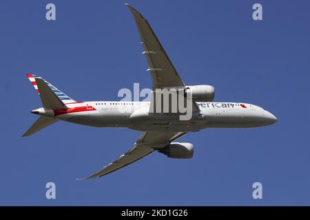 American Airlines Boeing 787-8 Dreamliner come visto dopo il decollo volando nel cielo blu. L'aereo passeggeri a fusoliera larga parte dalla capitale greca, l'aeroporto internazionale di Atene ATH LGAV con destinazione Philadelphia negli Stati Uniti. Il jet plane commerciale ha la registrazione N806AA. American Airlines è la compagnia aerea più grande al mondo per dimensioni della flotta e passeggeri trasportati. La compagnia aerea ha sede a Fort Worth, Texas, ed è membro del gruppo di alleanza aeronautica oneworld. Nel 2021, l'aeroporto di Atene ha registrato un numero maggiore di voli transatlantici in collegamento con lo Stat Unito Foto Stock