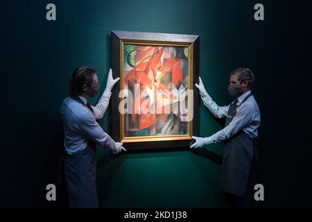 LONDRA, REGNO UNITO - 31 GENNAIO 2022: I membri dello staff detengono 'le volpi' (1913) di Franz Marc, stima su richiesta (nell'ordine di £35.000.000), durante una telefonata fotografica per presentare il pezzo centrale del 20th / 21st secolo: London Evening sale il 1st marzo presso la casa d'aste Christie's il 31 gennaio 2022 a Londra, Inghilterra. (Foto di Wiktor Szymanowicz/NurPhoto) Foto Stock