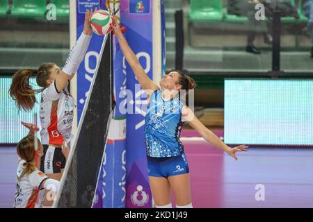 Carlotta Cambi del Volley Azzurra San Casciano e Sofja Kuznecova di Bosca San Bernardo Cuneo durante la Serie Volley A1 incontro femminile tra Bosca S.Bernardo Cuneo e il Volley Azzurra San Casciano su Janaury 29 2022 al pala Ubi Banca di Cuneo (Foto di Alberto Gandolfo/NurFoto) Foto Stock
