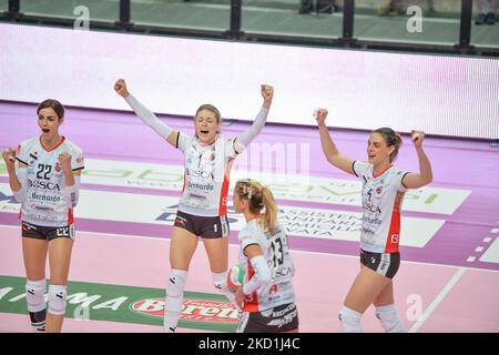 Sofja Kuznecova, Federica Stufi, Federica Squarcini di Bosca San Bernardo Cuneo durante la Serie Volley A1 incontro femminile tra Bosca S.Bernardo Cuneo e il Volley Azzurra San Casciano su Janaury 29 2022 alla pala Ubi Banca di Cuneo (Foto di Alberto Gandolfo/NurPhoto) Foto Stock