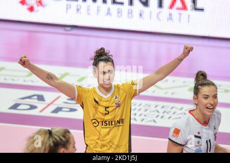 Ilaria Spirito di Bosca San Bernardo festeggia Cuneo durante la Serie Volley A1 incontro femminile tra Bosca S.Bernardo Cuneo e il Volley Azzurra San Casciano su Janaury 29 2022 alla pala Ubi Banca di Cuneo (Foto di Alberto Gandolfo/NurPhoto) Foto Stock
