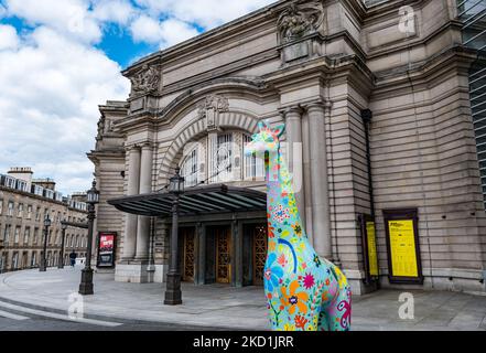 Una giraffa dipinta in mostra su strada a Giraffe About Town Wild in Art evento di Usher Hall, Edimburgo, Scozia, Regno Unito Foto Stock
