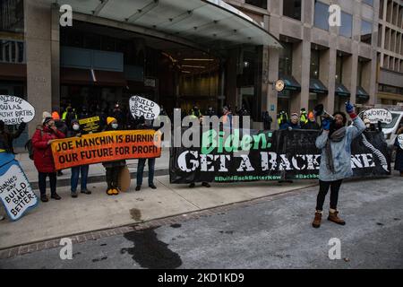 I dimostranti protestano fuori dagli uffici della ditta di lobbying No Labels nel centro di Washington, D.C. il 31 gennaio 2022, come parte di una dimostrazione che richiede il passaggio del Build Back Better Act (Foto di Bryan Olin Dozier/NurPhoto) Foto Stock