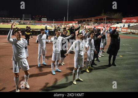 Iulian Cristea, Ianis Stoica, Darius Olaru, Risto Rdaunovic, Andrei Iron, Razvan Oaida e Florinel Coman festeggiano con i tifosi durante la Romania Liga 1 , Round 23, partita di calcio tra Dinamo Bucarest e FCSB, disputata a Bucarest, Romania, domenica 30 gennaio 2022. (Foto di Alex Nicodim/NurPhoto) Foto Stock