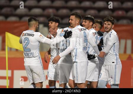 Iulian Cristea, Ianis Stoica, Darius Olaru, Risto Rdaunovic, Andrei Iron, Razvan Oaida e Florinel Coman festeggiano durante la Romania Liga 1 , Round 23, partita di calcio tra Dinamo Bucarest e FCSB, disputata a Bucarest, Romania, domenica 30 gennaio 2022. (Foto di Alex Nicodim/NurPhoto) Foto Stock