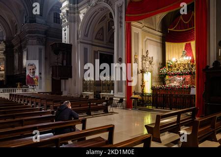 Un fedele prega davanti alle reliquie di San Corrado, patrono della città di Molfetta, esposte nella Cattedrale di Molfetta in occasione della festa di San Corrado del 31 gennaio 2022. Domenica 30 gennaio alle ore 19,00, durante la Santa Messa nella Cattedrale di Molfetta, busto reliquiario del santo eremita, San Corrado, patrono della città di Molfetta, È stato intronizzato per la prima volta nella cappella dedicata ai Santi Pietro e Paolo nella Cattedrale alla presenza del Presidente e dei membri del Comitato delle Feste Patronali, del delegato vescovile Don Pasquale Rubies e di tutta la fa Foto Stock