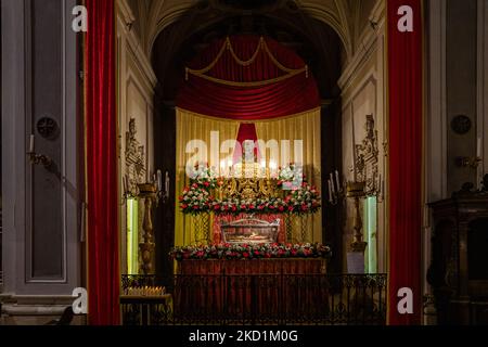 Le reliquie di San Corrado, patrono della città di Molfetta, sono esposte nella Cattedrale di Molfetta in occasione della festa di San Corrado del 31 gennaio 2022. Domenica 30 gennaio alle ore 19,00, durante la Santa Messa nella Cattedrale di Molfetta, busto reliquiario del Santo eremita, San Corrado, patrono della città di Molfetta, È stato intronizzato per la prima volta nella cappella dedicata ai Santi Pietro e Paolo nella Cattedrale alla presenza del Presidente e dei membri del Comitato Patronale delle Feste, del delegato episcopale Don Pasquale Rubini e dei fedeli tutti. Le reliquie di San C Foto Stock