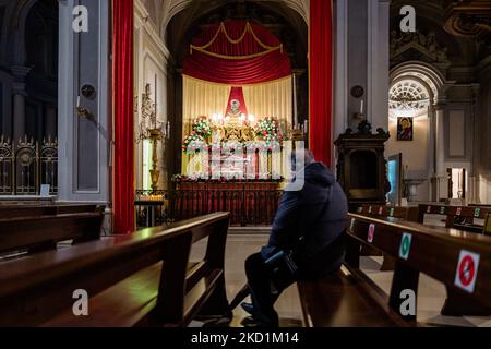 Un fedele prega davanti alle reliquie di San Corrado, patrono della città di Molfetta, esposte nella Cattedrale di Molfetta in occasione della festa di San Corrado del 31 gennaio 2022. Domenica 30 gennaio alle ore 19,00, durante la Santa Messa nella Cattedrale di Molfetta, busto reliquiario del santo eremita, San Corrado, patrono della città di Molfetta, È stato intronizzato per la prima volta nella cappella dedicata ai Santi Pietro e Paolo nella Cattedrale alla presenza del Presidente e dei membri del Comitato delle Feste Patronali, del delegato vescovile Don Pasquale Rubies e di tutta la fa Foto Stock