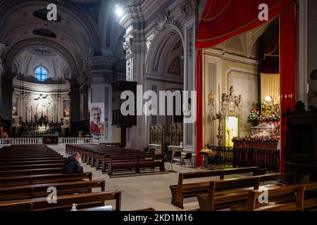 Un fedele prega davanti alle reliquie di San Corrado, patrono della città di Molfetta, esposte nella Cattedrale di Molfetta in occasione della festa di San Corrado del 31 gennaio 2022. Domenica 30 gennaio alle ore 19,00, durante la Santa Messa nella Cattedrale di Molfetta, busto reliquiario del santo eremita, San Corrado, patrono della città di Molfetta, È stato intronizzato per la prima volta nella cappella dedicata ai Santi Pietro e Paolo nella Cattedrale alla presenza del Presidente e dei membri del Comitato delle Feste Patronali, del delegato vescovile Don Pasquale Rubies e di tutta la fa Foto Stock