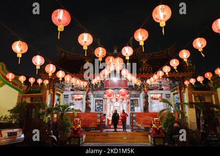 Persone fuori dal tempio Fuk Ling Miau a Yogyakarta, Indonesia il 31 gennaio 2022. Capodanno lunare che cade il 1 febbraio 2022 segnando l'inizio dell'anno della tigre. (Foto di Galih Yoga/NurPhoto) Foto Stock