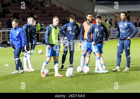 I giocatori di Barrow si scaldano prima della partita della Sky Bet League 2 tra Northampton Town e Barrow al PTS Academy Stadium, Northampton, martedì 1st febbraio 2022.(Foto di John Cripps/MI News/NurPhoto) Foto Stock