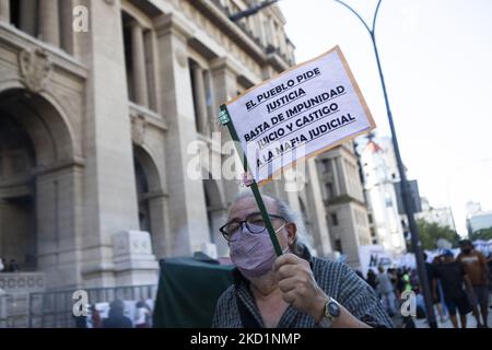 La gente protesta chiedendo la riforma del sistema giudiziario al di fuori del Palazzo di Giustizia a Buenos Aires, il 1 febbraio 2022. (Foto di Matías Baglietto/NurPhoto) Foto Stock