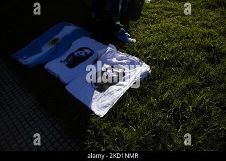 Le T-shirt con l'immagine della Vicepresidente Cristina Fernandez de Kirchne sono viste come persone che protestano chiedendo la riforma del sistema giudiziario al di fuori del Palazzo di Giustizia di Buenos Aires, il 1 febbraio 2022. (Foto di Matías Baglietto/NurPhoto) Foto Stock