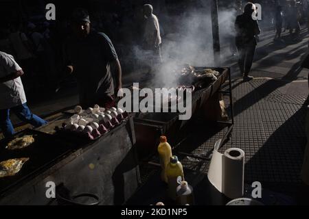 Un venditore di carne arrosto è visto come la gente protesta chiedendo la riforma del sistema giudiziario al di fuori del Palazzo di Giustizia a Buenos Aires, il 1 febbraio 2022. (Foto di MatÃ­as Baglietto/NurPhoto) Foto Stock