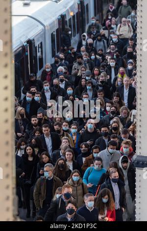 LONDRA, REGNO UNITO - 02 FEBBRAIO 2022: I pendolari, alcuni che continuano a indossare maschere facciali, arrivano alla stazione di Waterloo durante l'ora di punta mattutina il 02 febbraio 2022 a Londra, Inghilterra. Il numero di passeggeri in tutta la rete di trasporti è aumentato da quando la settimana scorsa il Covid-19 ha rilassato le misure, mentre i lavoratori e gli acquirenti tornano nel centro città. Ieri, il Regno Unito ha registrato 112.458 nuovi casi in quanto le reinfezioni sono state incluse per la prima volta nelle statistiche ufficiali. (Foto di Wiktor Szymanowicz/NurPhoto) Foto Stock