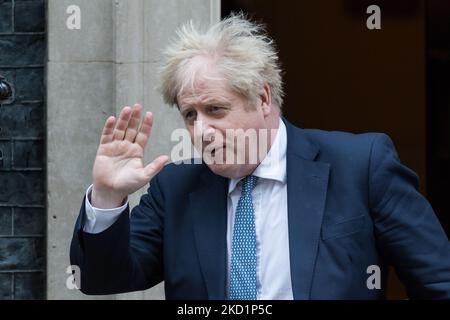 LONDRA, REGNO UNITO - 02 FEBBRAIO 2022: Il primo ministro britannico Boris Johnson lascia 10 Downing Street per PMQ alla Camera dei Comuni il 02 febbraio 2022 a Londra, Inghilterra. (Foto di Wiktor Szymanowicz/NurPhoto) Foto Stock