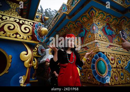 Gli indigeni della comunità etnica Tamang ballano e cantano durante Sonam Lhosar, l'avvento di Capodanno della tigre a Kathmandu, Nepal, mercoledì 2 febbraio 2022. (Foto di Saroj Baizu/NurPhoto) Foto Stock