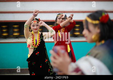 Gli indigeni della comunità etnica Tamang ballano e cantano durante Sonam Lhosar, l'avvento di Capodanno della tigre a Kathmandu, Nepal, mercoledì 2 febbraio 2022. (Foto di Saroj Baizu/NurPhoto) Foto Stock