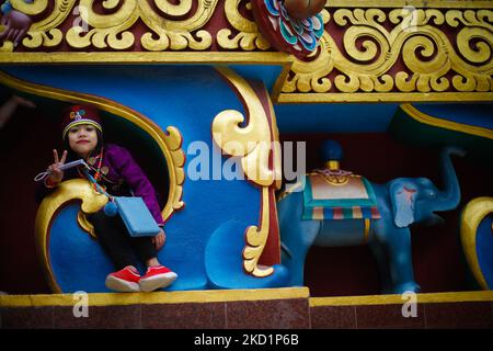 Gli indigeni della comunità etnica Tamang ballano e cantano durante Sonam Lhosar, l'avvento di Capodanno della tigre a Kathmandu, Nepal, mercoledì 2 febbraio 2022. (Foto di Saroj Baizu/NurPhoto) Foto Stock