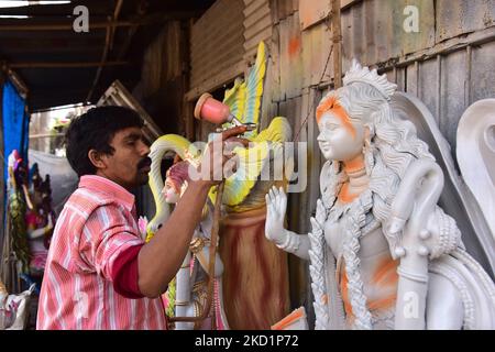 Un artista indiano prepara un idolo della dea indù della conoscenza e dell'apprendimento, in un workshop in vista del prossimo festival 'Saraswati Pujaa' nel distretto di Nagaon di Assam, india, il 2,2022 febbraio. (Foto di Anuwar Hazarika/NurPhoto) Foto Stock