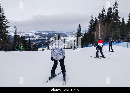 Durante le vacanze invernali, gli sciatori sciano sulla pista della stazione sciistica di Jurgow, sui monti Tatra. Jurgow vicino a Bukowina Tatrzanska, Polonia il 31 gennaio 2022. (Foto di Beata Zawrzel/NurPhoto) Foto Stock