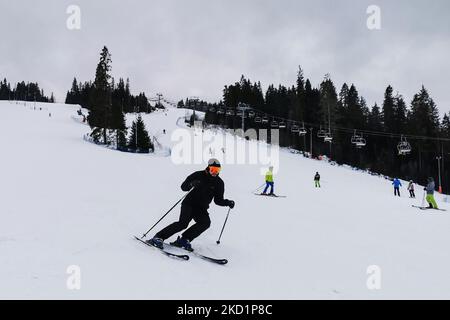 Durante le vacanze invernali, gli sciatori sciano sulla pista della stazione sciistica di Jurgow, sui monti Tatra. Jurgow vicino a Bukowina Tatrzanska, Polonia il 31 gennaio 2022. (Foto di Beata Zawrzel/NurPhoto) Foto Stock