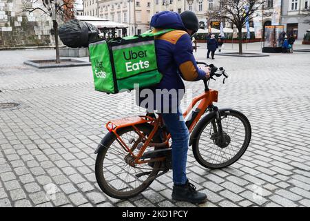 Uber mangia il corriere di consegna è visto a cavallo di una bicicletta nel centro della città di Cracovia, Polonia il 29 gennaio 2022. (Foto di Beata Zawrzel/NurPhoto) Foto Stock