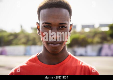 Tifoso di football africano che sostiene la sua squadra preferita - concetto di intrattenimento sportivo Foto Stock